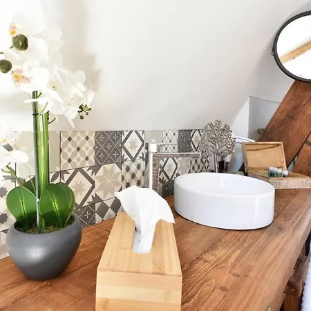 La Cour Des Grands Bed & Breakfast 4*